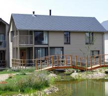 Фото Коттеджный поселок Les Lacs de L'Eau d'Heure, holiday homes, Бельгия. Материал: Фиброцементный сайдинг Cedral | scprl Arch. Urb. Valentiny &amp; Associés, Quai de Rome 68, B-4000 Liège. Фото № 1165198172