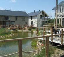 Фото Коттеджный поселок Les Lacs de L'Eau d'Heure, holiday homes, Бельгия. Материал: Фиброцементный сайдинг Cedral | scprl Arch. Urb. Valentiny &amp; Associés, Quai de Rome 68, B-4000 Liège. Фото № 702394636