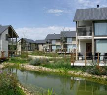 Фото Коттеджный поселок Les Lacs de L'Eau d'Heure, holiday homes, Бельгия. Материал: Фиброцементный сайдинг Cedral | scprl Arch. Urb. Valentiny &amp; Associés, Quai de Rome 68, B-4000 Liège. Фото № 1057438934